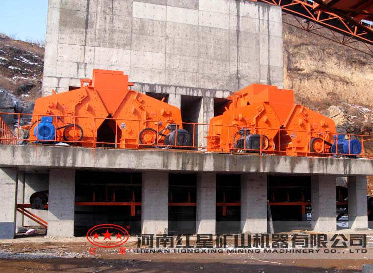 4臺(tái)配合使用的反擊式破碎機(jī)