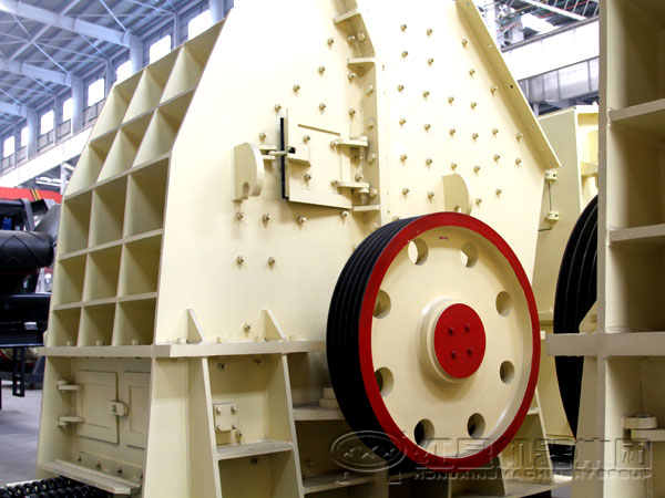 反擊式破碎機(jī)背面