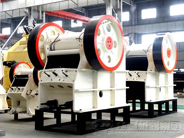 鄂式破碎機背面