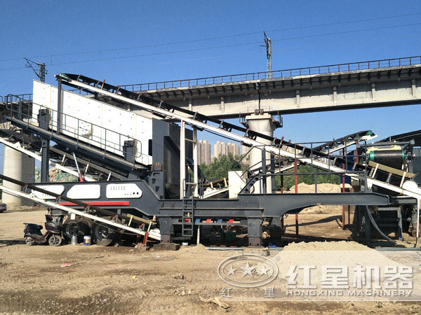 環(huán)保移動石子粉碎機(jī)加工現(xiàn)場