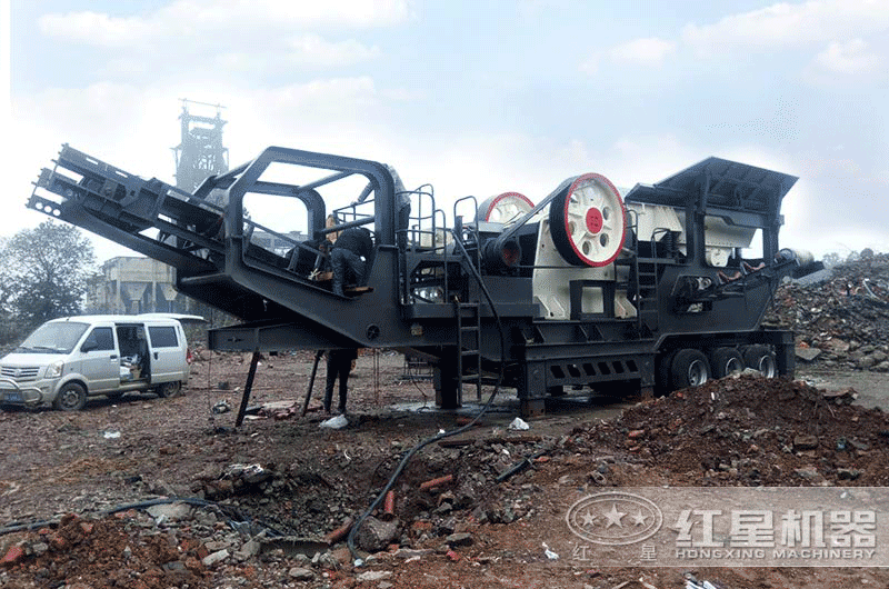 移動式建筑垃圾破碎機安裝、調(diào)試中