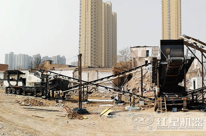 新型移動式建筑垃圾破碎機粉碎建筑垃圾現(xiàn)場