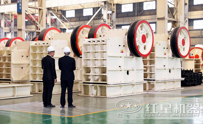 紅星工作人員正帶領(lǐng)用戶參觀57顎式破碎機(jī)