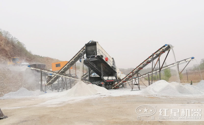 河南紅星配置的移動(dòng)制砂現(xiàn)場(chǎng)