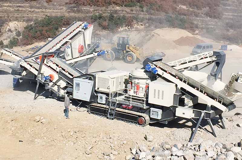 河南紅星為用戶配置的移動式破碎生產(chǎn)線現(xiàn)場