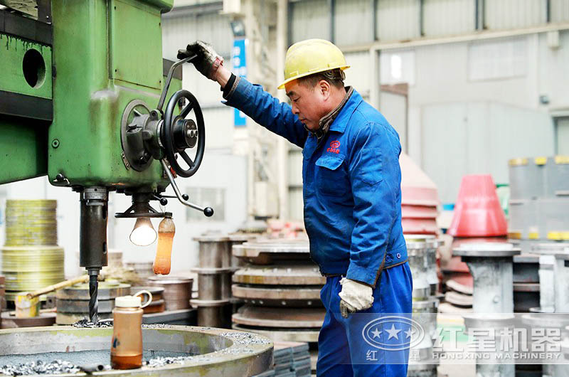 紅星廠家生產(chǎn)車間 紅星技術(shù)人員正在專心工作