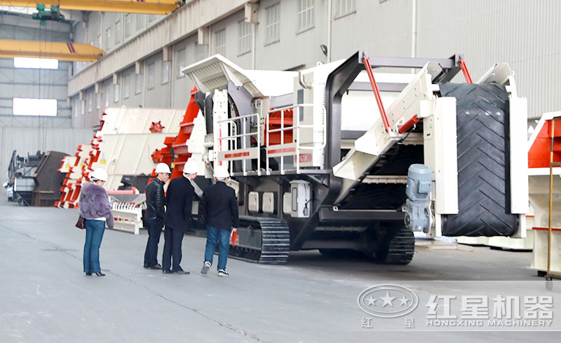 紅星工作人員正耐心為用戶朋友介紹可移動(dòng)式顎破機(jī)