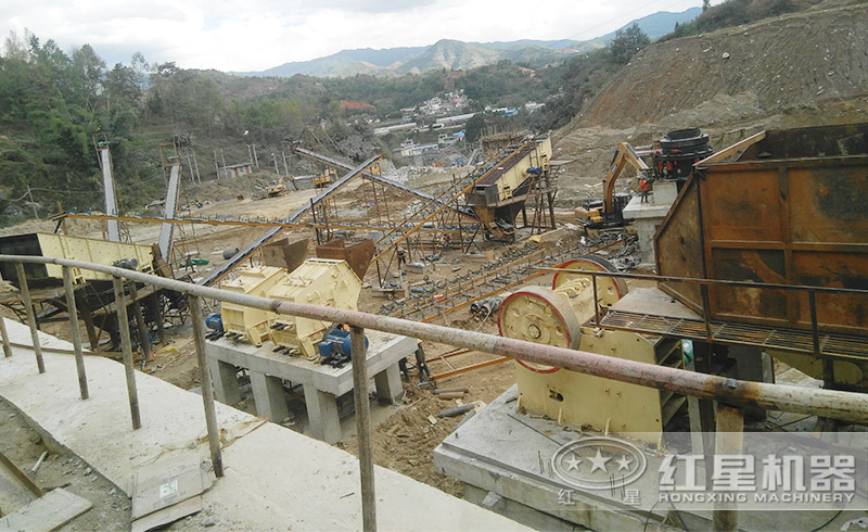 紅星花崗巖顎式破碎機(jī)生產(chǎn)線現(xiàn)場(chǎng)配置合理，滿足用戶各種需求