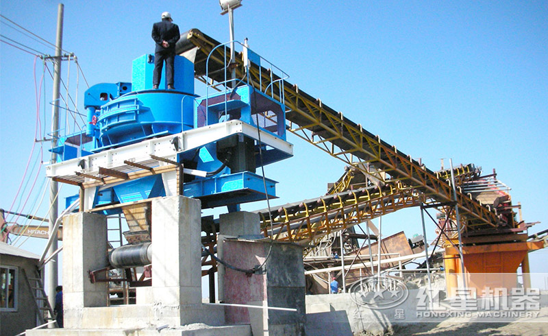 河南紅星制砂生產(chǎn)線現(xiàn)場(chǎng)，設(shè)備運(yùn)行穩(wěn)定可靠