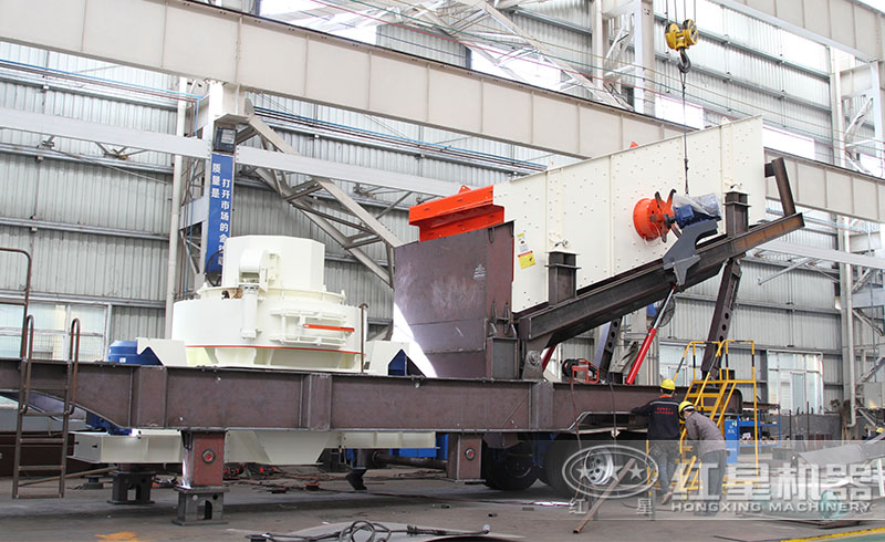 紅星全自動磨砂機(jī)生產(chǎn)車間，工作人員正用心制造高質(zhì)量設(shè)備