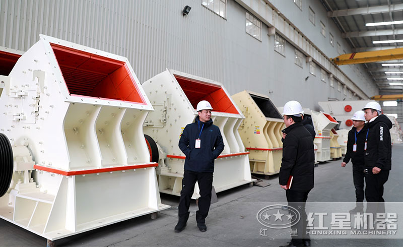 用戶前來紅星廠區(qū)參觀錘式破碎機