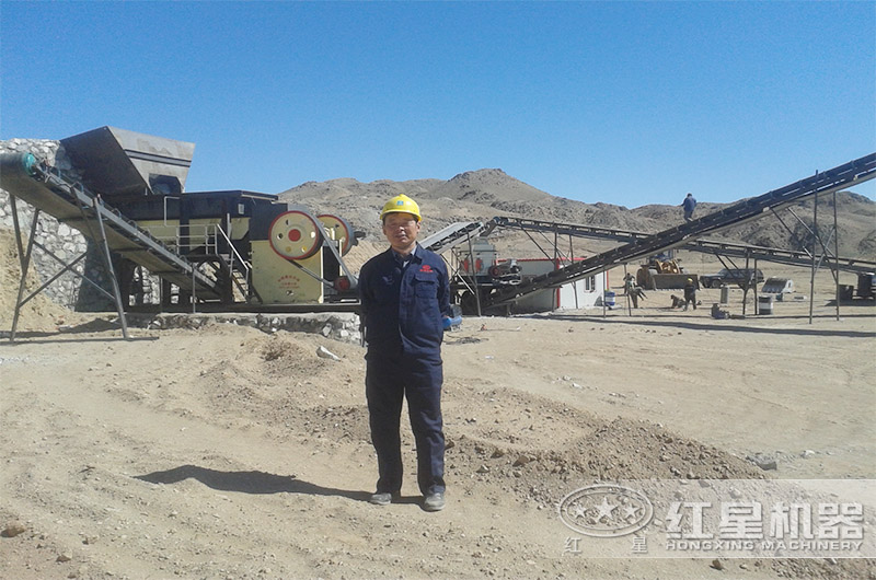 紅星顎式破碎機生產(chǎn)線現(xiàn)場，設(shè)備布局緊湊，運行合理