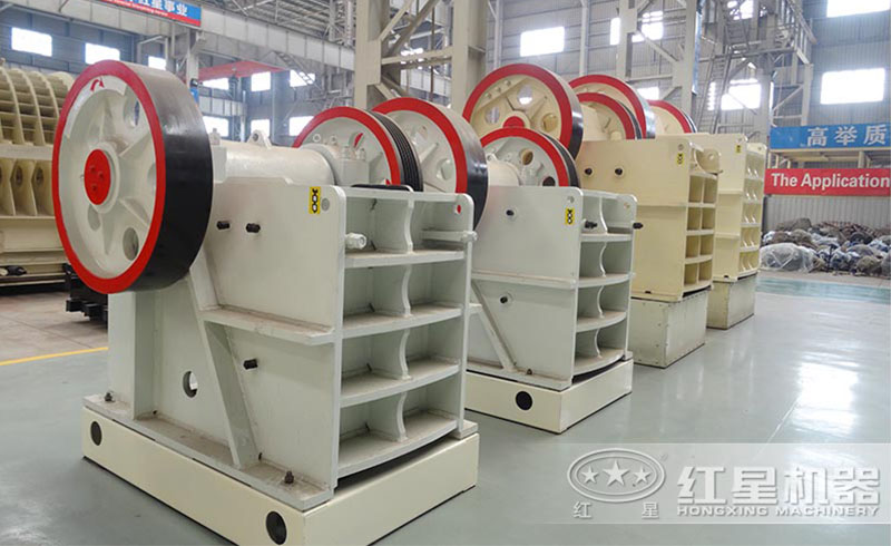 紅星顎式破碎機(jī)大進(jìn)料口徑，投入大塊河卵石，產(chǎn)出均勻小石子