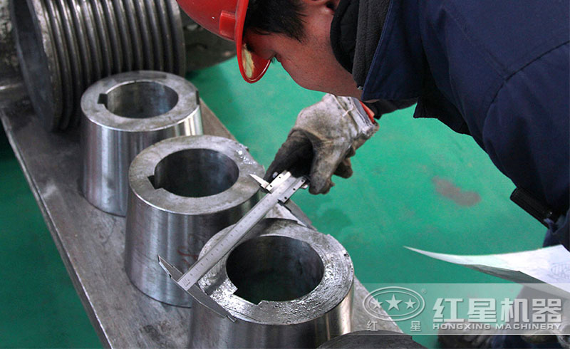 紅星機器生產(chǎn)車間——技術人員正專注生產(chǎn)