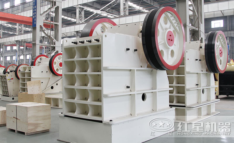 紅星鄂式破碎機車間一角