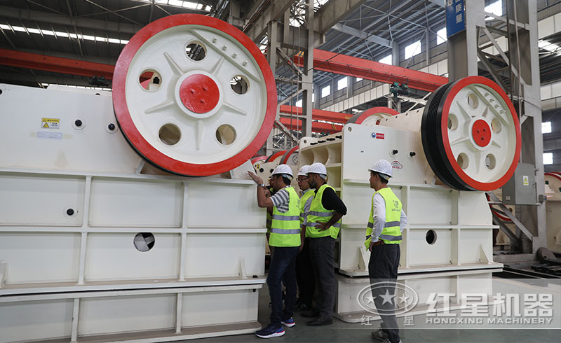 用戶來紅星廠區(qū)實(shí)地參觀鋁礦石鄂破機(jī)