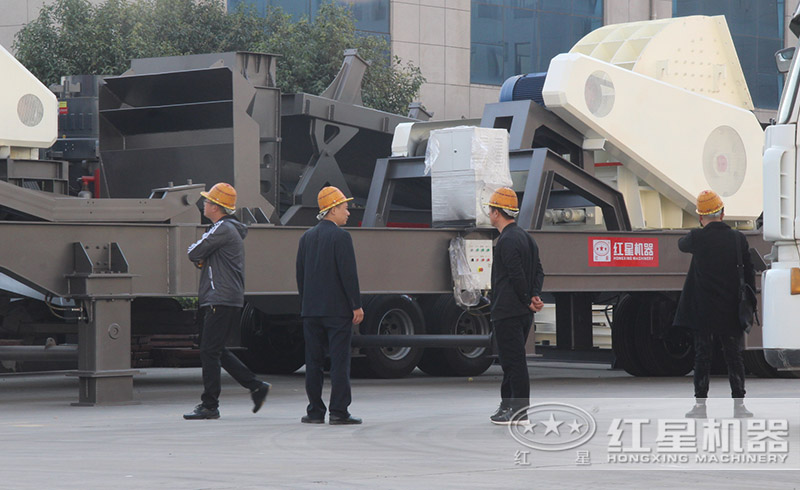 用戶來(lái)紅星廠區(qū)參觀購(gòu)置全自動(dòng)打石機(jī)