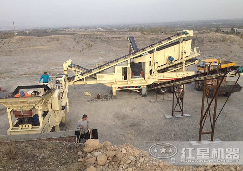 紅星移動(dòng)式破碎生產(chǎn)線現(xiàn)場(chǎng)——機(jī)動(dòng)靈活、高產(chǎn)運(yùn)行