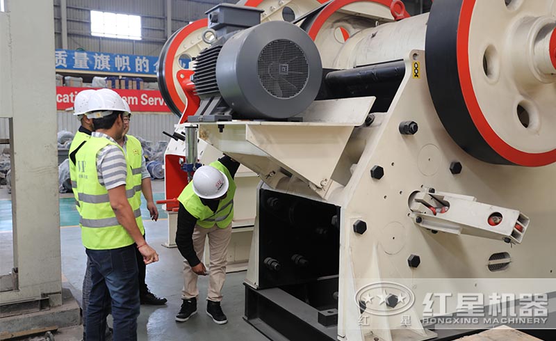 用戶來紅星廠區(qū)參觀購置碎石設(shè)備
