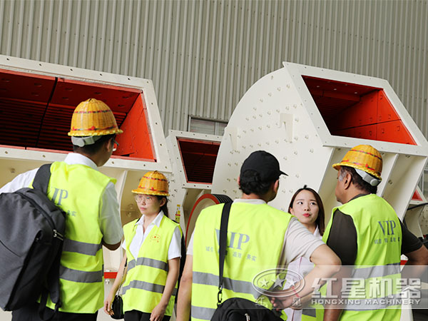 紅星工作人員正帶領(lǐng)用戶參觀了解錘式破碎機(jī)