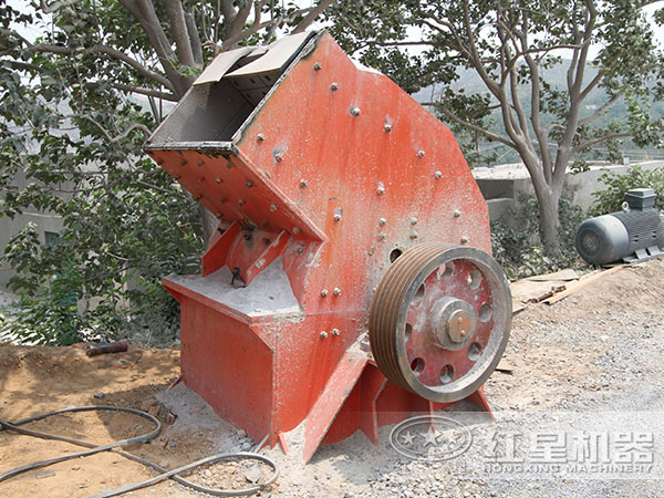 紅星錘式破碎機(jī)安裝現(xiàn)場(chǎng)