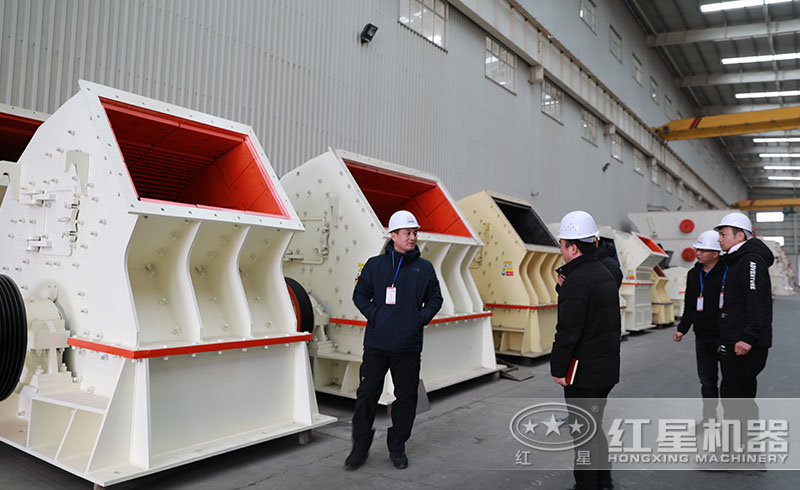 用戶來紅星廠區(qū)實(shí)地參觀考察錘式破碎機(jī)
