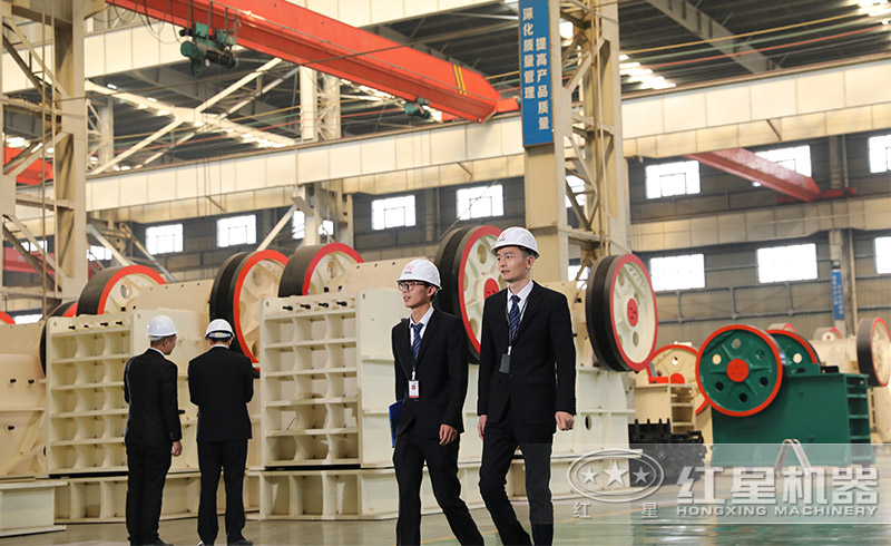 紅星顎式細(xì)碎機生產(chǎn)車間，現(xiàn)貨供應(yīng)，價格實惠