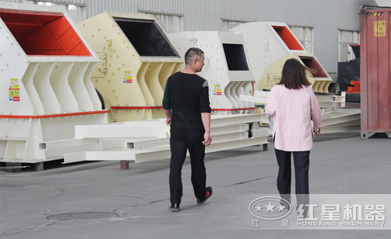 用戶來紅星廠區(qū)參觀了解錘式破碎機