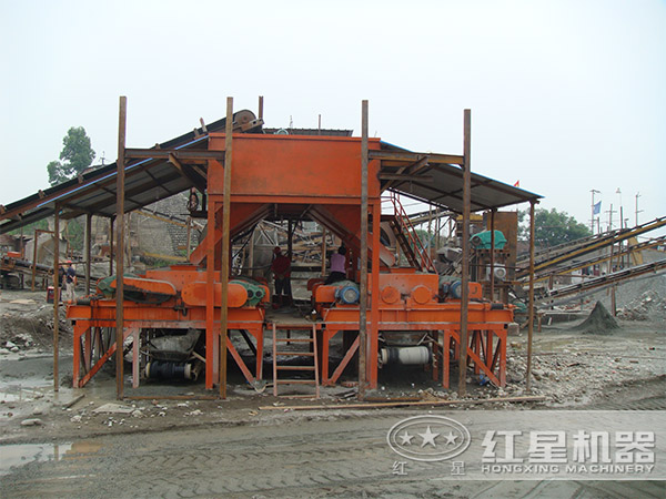 湖南對輥式破碎機(jī)碎石現(xiàn)場