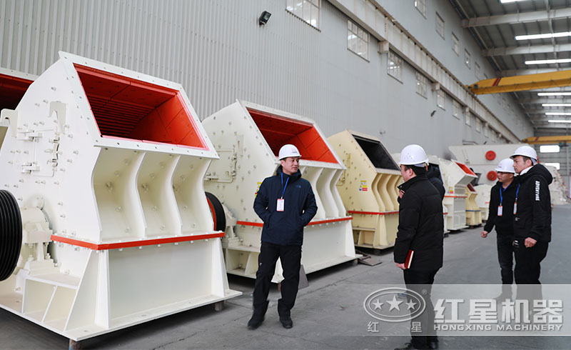 紅星錘式破碎機(jī)車間圖，用戶不遠(yuǎn)千里前來(lái)參觀了解