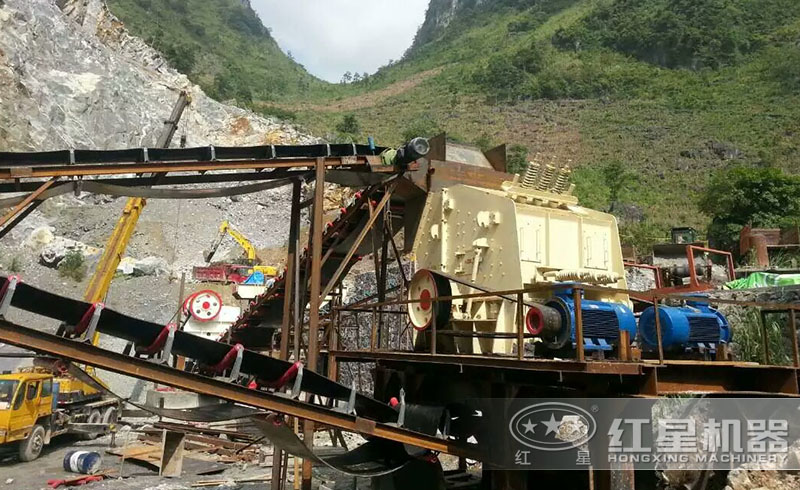 紅星反擊式破碎機(jī)碎石現(xiàn)場(chǎng)