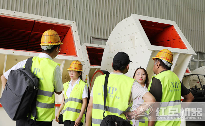 用戶來(lái)紅星廠區(qū)實(shí)地參觀錘式破碎機(jī)