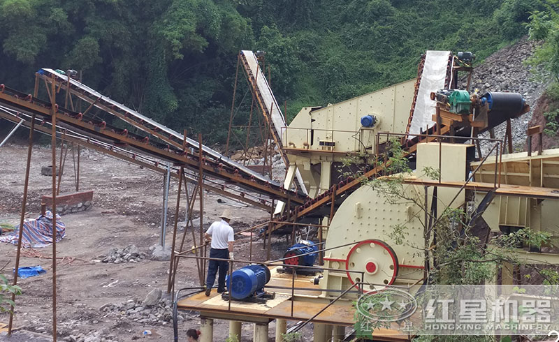 紅星錘式破碎機安裝現(xiàn)場