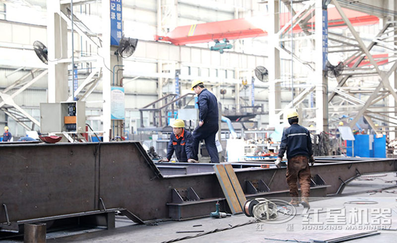 移動(dòng)打砂機(jī)生產(chǎn)車間，紅星工作人員用專注于鑄造