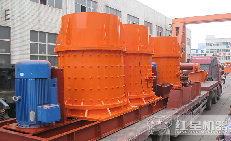復合式煤矸石粉碎機正裝車發(fā)貨中