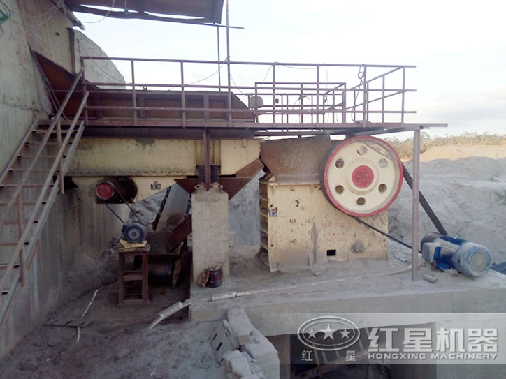 紅星顎式破碎機碎石現(xiàn)場
