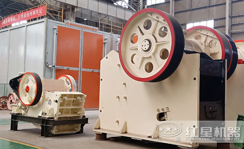 紅星鄂式破碎機(jī)車間一角