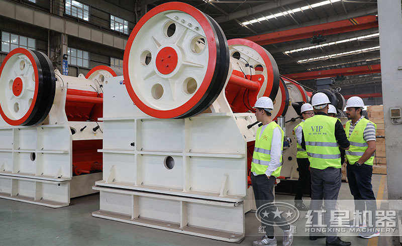 用戶來紅星廠區(qū)參觀顎式破碎機(jī)