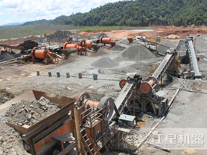 紅星顎式破碎機(jī)生產(chǎn)線現(xiàn)場，配置合理、高產(chǎn)運(yùn)行、節(jié)能環(huán)保