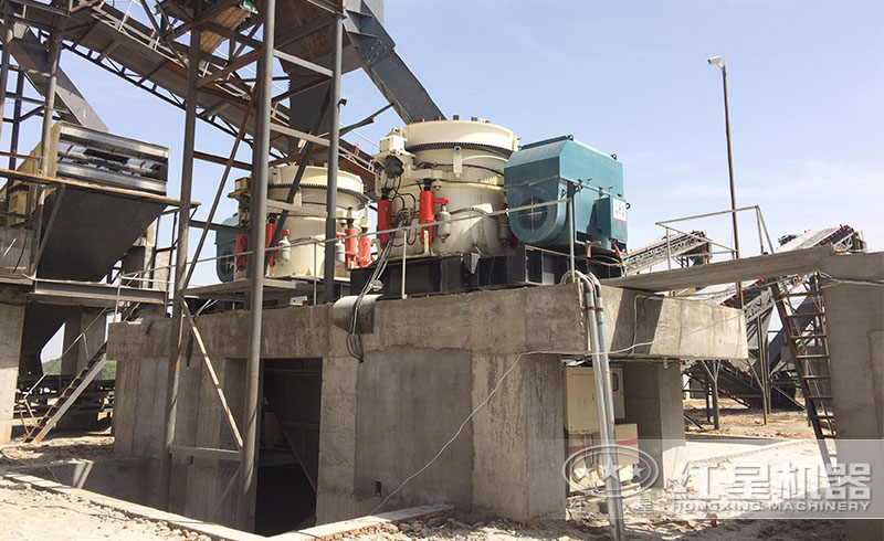 液壓圓錐破碎機(jī)碎石現(xiàn)場