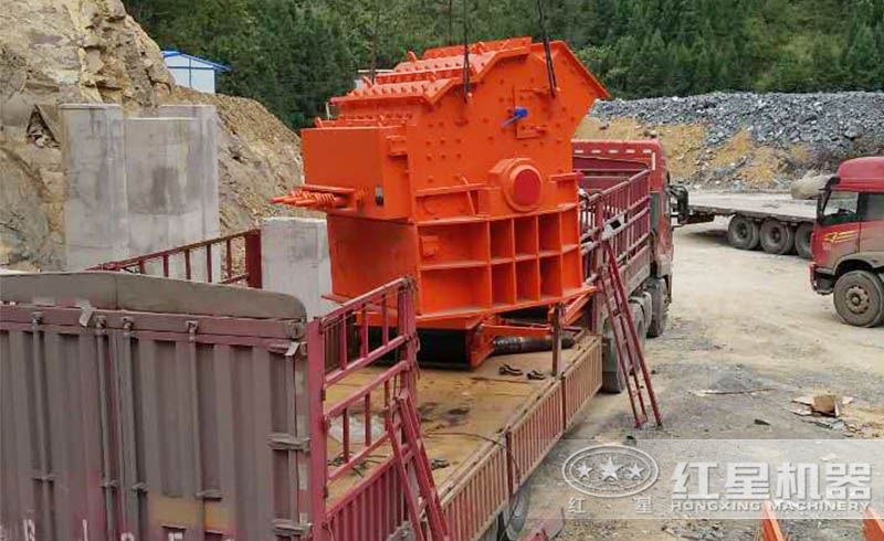 紅星用戶細碎機安裝現(xiàn)場，紅星技術人員免費指導安裝