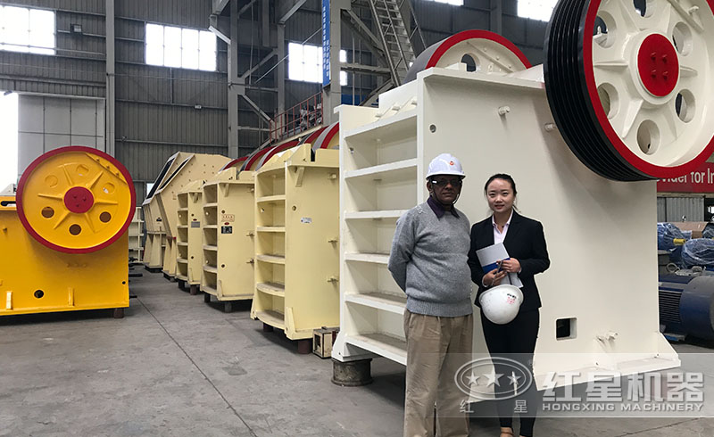 用戶來廠參觀粗碎機(jī)