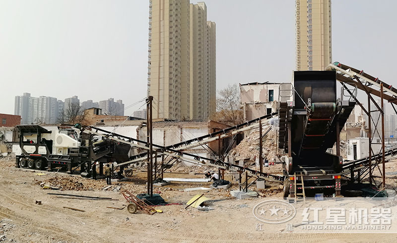 移動式破石機(jī)碎石現(xiàn)場