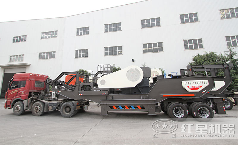多臺移動式破石機(jī)已裝車欲發(fā)往福建