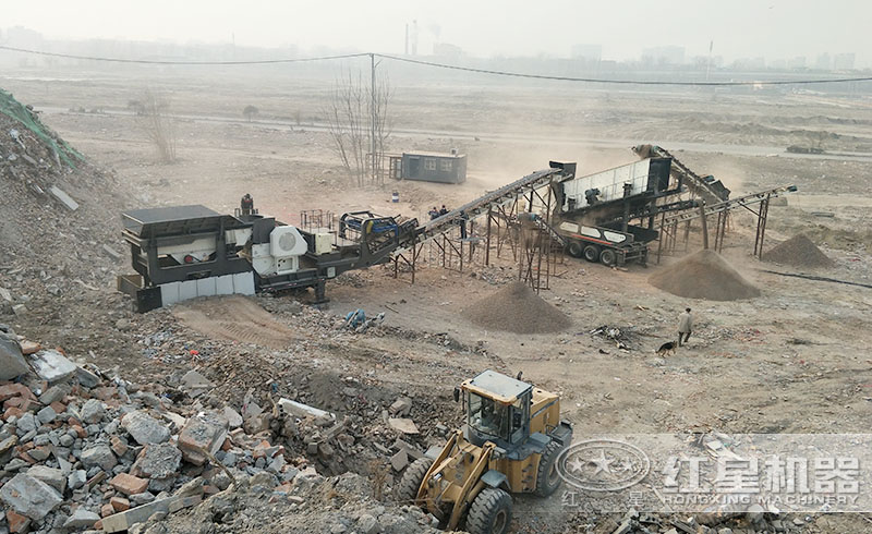 移動式破石機(jī)碎石現(xiàn)場