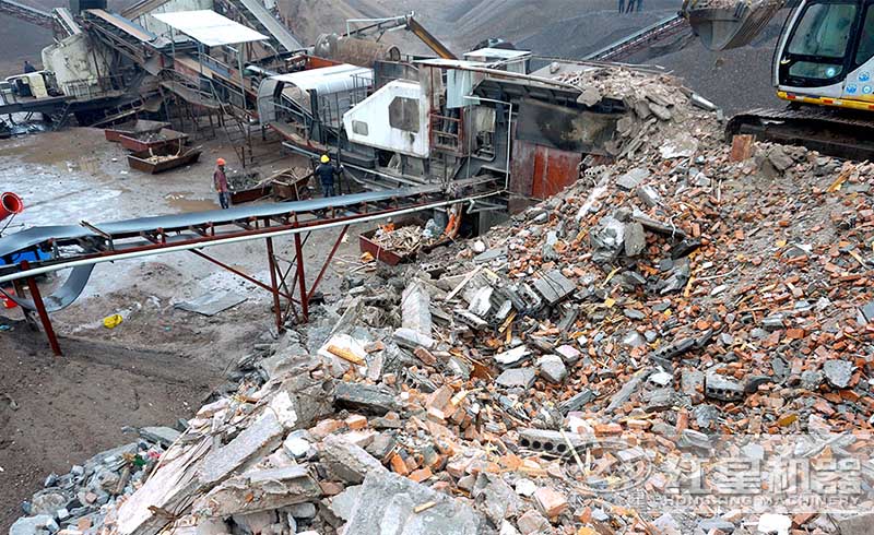 洛陽移動(dòng)式建筑垃圾破碎現(xiàn)場(chǎng)