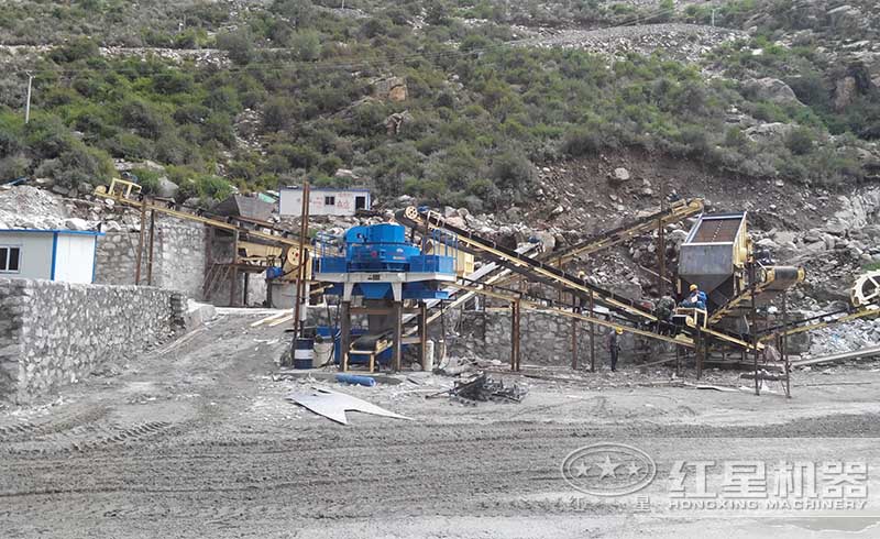 石灰石粉砂機(jī)粉碎現(xiàn)場(chǎng)