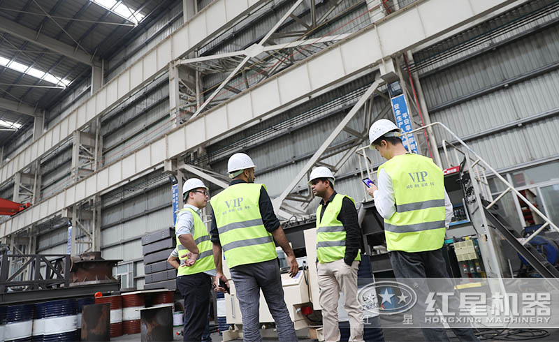 印度用戶來廠參觀購置圓錐式破碎機