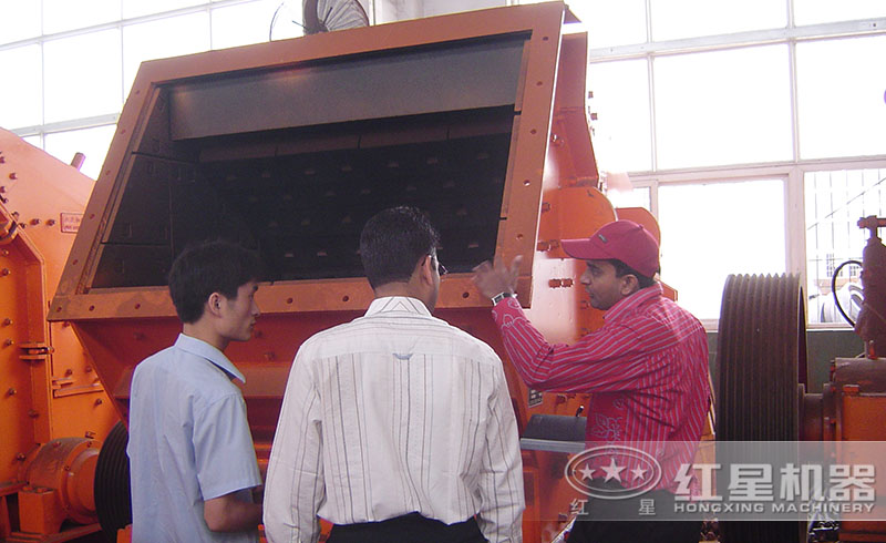 用戶來(lái)紅星廠區(qū)參觀購(gòu)置反擊式破碎機(jī)