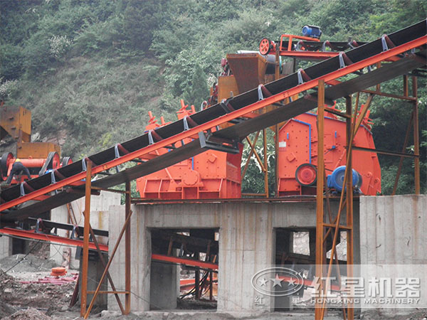 紅星反擊式破碎機碎石現(xiàn)場
